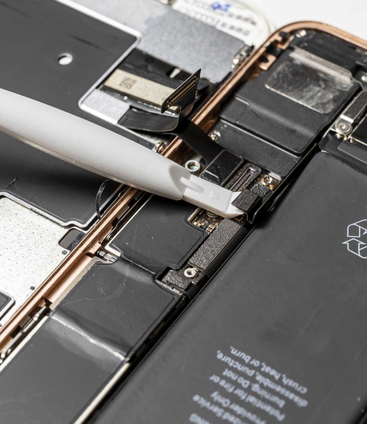 スマホの修理をしている写真